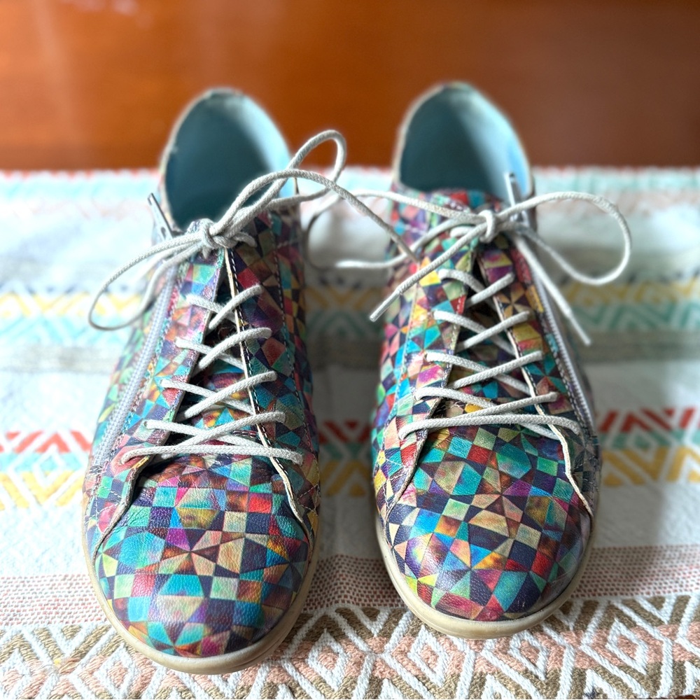 CLOUD Aika Side-Zip Rainbow Prism Leather Minimalist Sneakers Womens
Size 9.